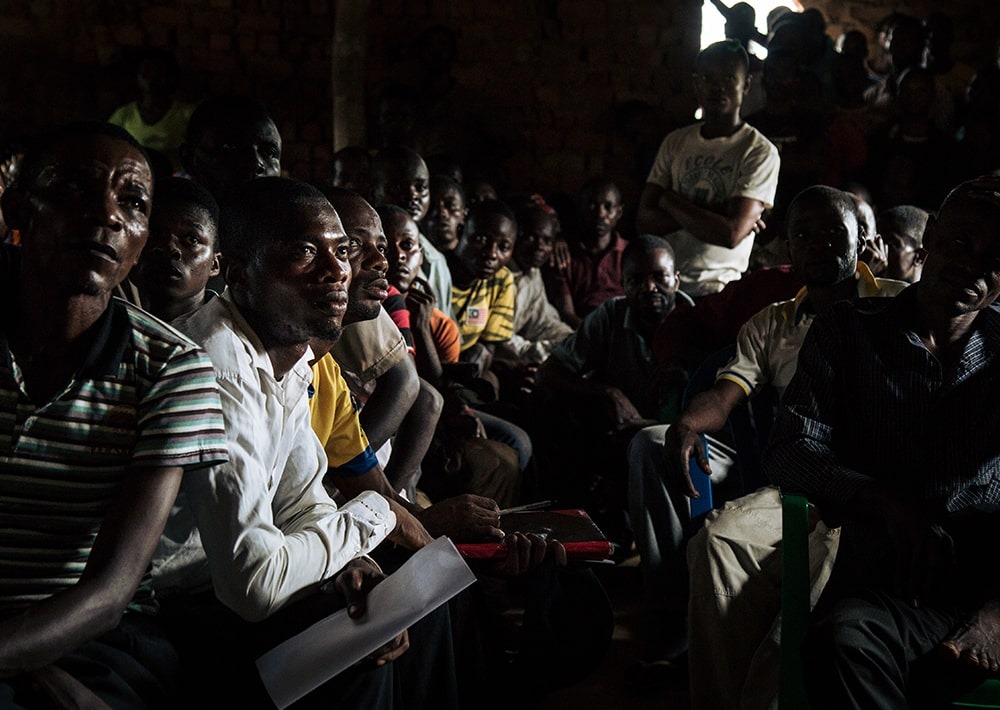 Local community meeting in the DRC tropical peatlands, by Alexis Huguet